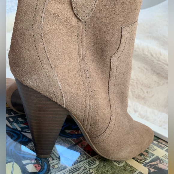 STEVE MADDEN Pettrra Taupe Suede ankle booties 4" heel size 8 - Picture 9 of 15